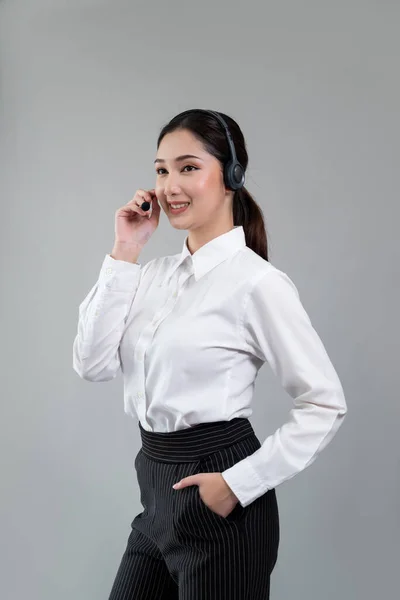 Atrakcyjny Azjatycki Operator Call Center Kobieta Szczęśliwym Uśmiechem Twarzy Reklamuje — Zdjęcie stockowe