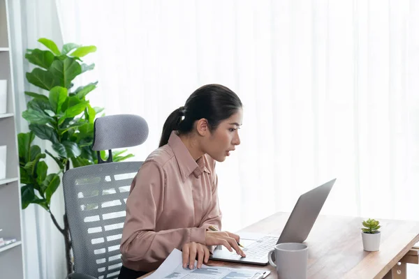 ラップトップを使用してノートパソコンを使用して仕事やメモを書く現代のオフィスデスクで若いアジアの熱狂的な実業家 勤勉で魅力的なオフィスの女性は彼女のオフィスワークスペースでコンピュータノートブックに取り組んで — ストック写真
