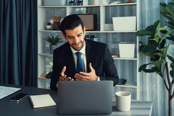 Berufskaufmann Schwarzen Anzug Präsentiert Während Eines Online Meetings Finanzdaten Oder — Stockfoto