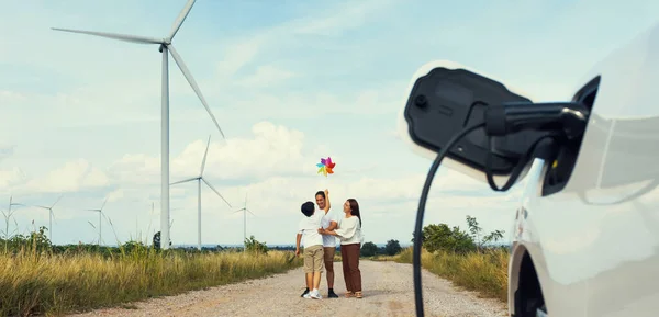 Concept Progressive Happy Family Holding Windmill Toy Relax Wind Farm — Stok fotoğraf