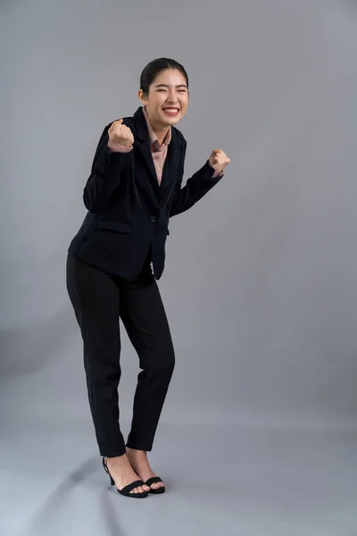 Självsäker Ung Asiatisk Affärskvinna Formell Kostym Gör Hand Gest För — Stockfoto