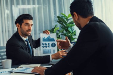 Analist ekibi, bilgisayar ekranında veri bilimi yazılımı görüntülemesi kullanarak dijital torpido gözünde finansal verileri analiz ediyor. İş zekası ve Fintech. Coşkulu