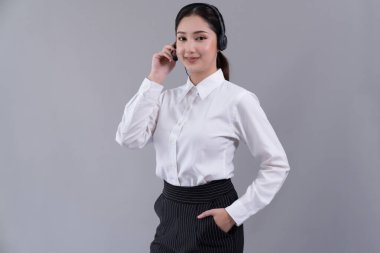 Mutlu yüzlü çekici Asyalı kadın çağrı merkezi operatörü boş alanda iş ilanı veriyor, resmi bir takım elbise ve kişiselleştirilebilir izole bir arka plan takıyor. Coşkulu.