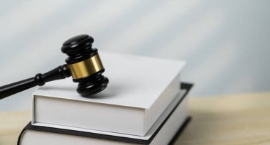 Boş bir hukuk firmasında ahşap tokmak çekiç ve hukuk kitabı ya da avukat ve hakim tarafından adalet ve hukuk sistemi, yasal otorite ve adalet kavramı olarak beyaz avukatlık bürosu geçmişi. denge