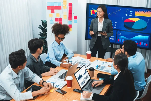 회의실에 화면에 데이터 대시보드가 비즈니스 프레젠테이션 사업가들은 마케팅 전략을 세우기 — 스톡 사진