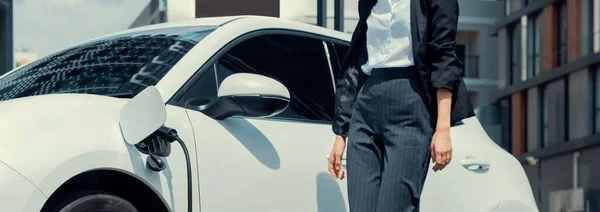 Closeup Progressive Suit Clad Businesswoman Her Electric Vehicle Recharge Her — Stockfoto
