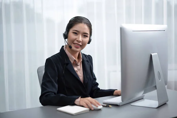Asiatisches Callcenter Mit Headset Und Mikrofon Das Ihrem Arbeitsplatz Arbeitet — Stockfoto