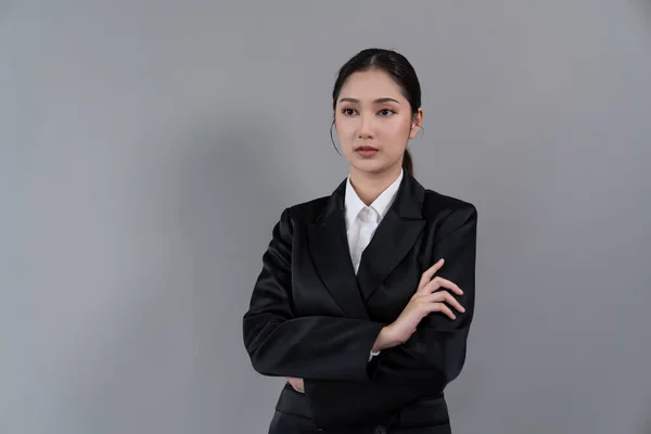 Confianza empresaria profesional femenina en ropa formal posando