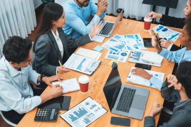 Çok ırklı analist ekibi toplantı masasındaki mali raporu analiz etmek için BI gösterge tablosunu kullanıyor. Çeşitli iş adamlarından oluşan bir grup, FIntech 'in veri analizini başarılı iş pazarlaması için kullanır. Uyum