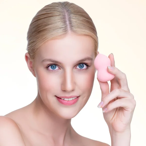 Closeup Personable Beautiful Natural Soft Makeup Woman Using Powder Puff — Stock Fotó
