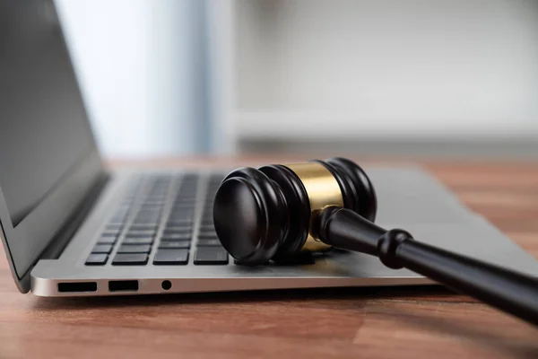 弁護士や裁判官のための正義と法的システムとして法律事務所や弁護士事務所の背景にノートパソコンで黒の木製のギャップハンマーを閉じます 裁判での権威と公平性を象徴 公平性 — ストック写真
