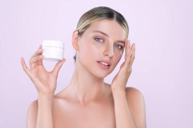 Güzel kozmetik kadın portresi cilt bakımı için mükemmel cilt kremi, cilt bakımı için nemlendirici, izole edilmiş arka planda yaşlanmayı önleyici ürün. Doğal sağlıklı deri modeli konsepti.
