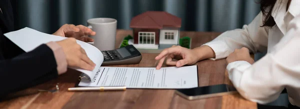 Examen Contrat Prêt Immobilier Avec Agent Analyser Les Documents Financiers — Photo