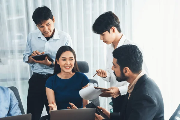 아시아 직원들은 사무실에서 이루어 일하며 노트북으로 책상에서 성공을 거두기 비즈니스 — 스톡 사진