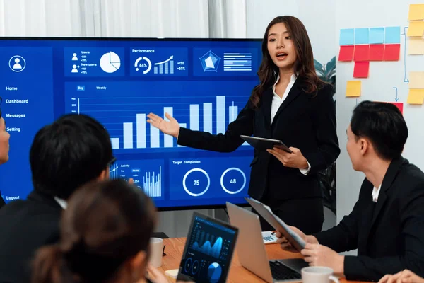 Confidence Young Asian Businesswoman Give Presentation Financial Business Strategy Dashboard — Fotografia de Stock