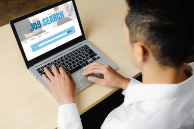 Çalışanların işe alım İnternet ağındaki iş fırsatlarını araması için mod web sitesinde online iş araması