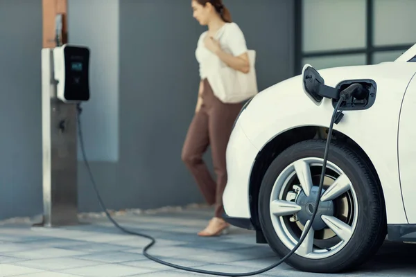 Focus Image Electric Vehicle Recharging Battery Home Charging Station Blurred — Foto de Stock