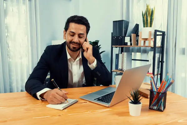 Трудолюбивый Бизнесмен Занят Разговорами Телефону Клиентами Работая Ноутбуком Офисе Концепция — стоковое фото