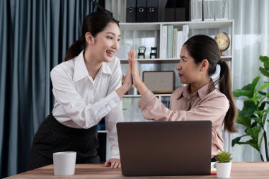 Ofisteki iş arkadaşları, bir projenin tamamlanmasını veya bir soruna çözüm bulunmasını kutlamak için iş yerinde güçlü bir takım çalışması ve dostluk duygusu sergileyerek beşlik çakıyor. Coşkulu.