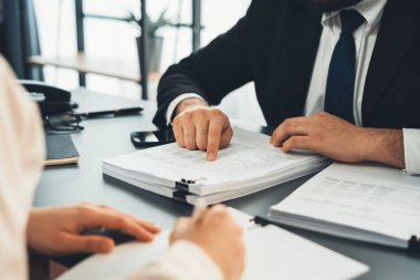 Ofiste resmi şirket evrakları üzerinde çalışan iş adamları, mali belgeleri inceleyen ofis çalışanları ve iş raporları üzerinde çalışan işadamları. Eşitlik