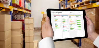 Ekip projesinin zaman çizelgesini gösteren bilgisayar ekranında, modern iş projesi yönetimi için proje planlama yazılımı