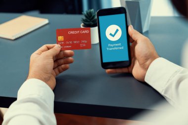 Akıllı telefon uygulamasında kredi kartıyla dijital ödeme. Hızlı, güvenli ve kullanışlı internet bankacılığı işlemleri QR kodu ve cep telefonu uygulamalı barkod teknolojisi kullanıyor. Coşkulu