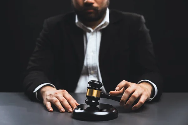 Focus Ξύλινο Σφυρί Σφυρί Σφυρί Burred Φόντο Του Δικηγόρου Μαύρο — Φωτογραφία Αρχείου