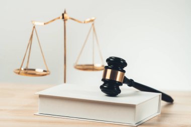 Adaleti ve hukuki otoriteyi temsil eden, altın dengeli ölçeği temsil eden ve avukatlık arka planında hukuk kitabı olan tokmağı, eşitlik ve adil yargı kavramını yansıtan. denge