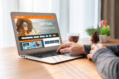 Model arama ve seyahat planlama için internet sitesi uçuş, otel ve tur rezervasyonları için anlaşma ve paket sunuyor