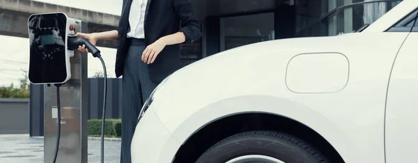 Closeup Progressive Suit Clad Businesswoman Her Electric Vehicle Recharge Her — Φωτογραφία Αρχείου
