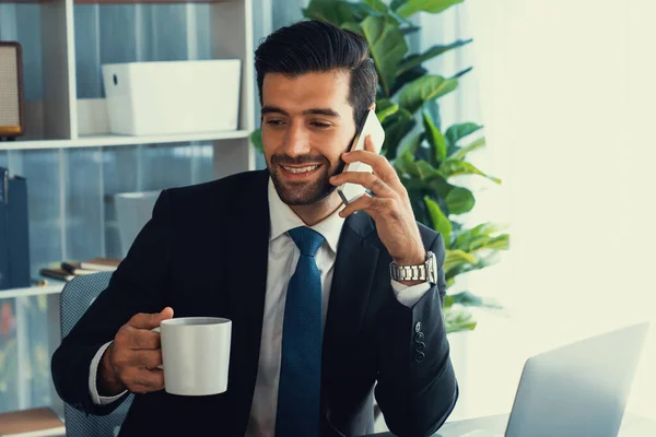 Бизнесмен Работающий Современном Офисном Помещении Чашкой Кофе Руке Отвечая Телефонные — стоковое фото