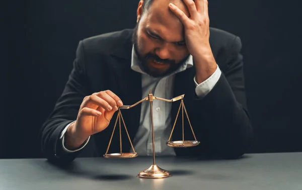 Εστίαση Ισορροπία Κλίμακας Θολή Δικηγόρος Κάθεται Στο Γραφείο Του Ανησυχούν — Φωτογραφία Αρχείου