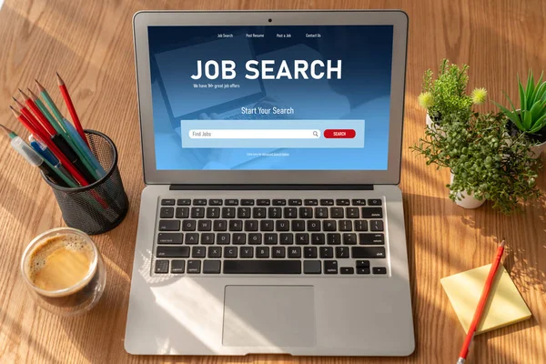 オンラインで仕事を探す インターネット ネットワークで仕事の機会を探すために働く人のための料理サイト — ストック写真