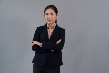 Kendine güvenen genç iş kadını, izole edilmiş bir arka planda duruyor, resmi siyah takım elbiseyle poz veriyor. Ofisteki kadın ya da yönetici, zeki ve profesyonel görünümlü. Coşkulu.