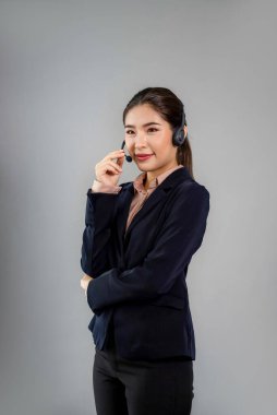 Mutlu yüzlü çekici Asyalı kadın çağrı merkezi operatörü boş alanda iş ilanı veriyor, resmi bir takım elbise ve kişiselleştirilebilir izole bir arka plan takıyor. Coşkulu.