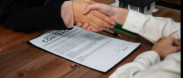 Başarılı Kredisi Anlaşması Sıkışmayla Imzalandı Alıcılar Temsilciler Mülkün Mülkiyetini Başarı — Stok fotoğraf