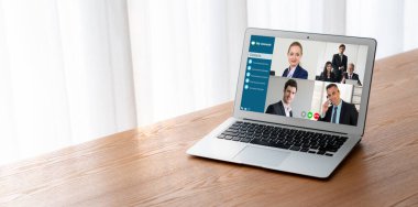 İş dünyasından iş adamlarının modern sanal grup toplantısı için video konferansındaki iş adamları