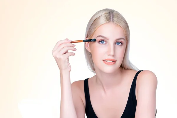 Beautiful Personable Girl Flawless Applying Eye Shadow Makeup Eyeliner Brush — Fotografia de Stock