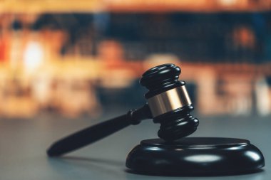 Hukuk firması ya da avukatlık bürosu geçmişi ve avukat ve hakim için hukuk sistemi üzerine kara tahta tokmak duruşmalar ve açık artırmalarda otoriteyi ve adaleti simgeler. Eşitlik