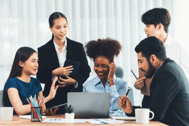 Çok ırklı analist ekibi toplantı masasındaki mali raporu analiz etmek için BI gösterge tablosunu kullanıyor. Çeşitli iş adamlarından oluşan bir grup, FIntech 'in veri analizini başarılı iş pazarlaması için kullanır. Uyum