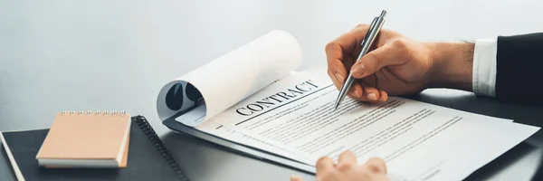 Empresario Firma Contrato Contrato Papel Forma Jurídica Negocios Con Confianza — Foto de Stock
