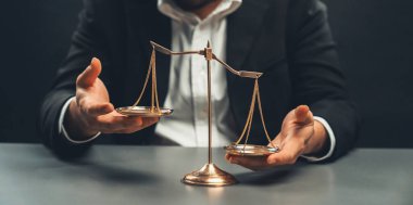 Resmi siyah davadaki avukat ya da yargıç, dengesizliği adalet sistemindeki yolsuzlukla mücadele için adaletsizliğe karşı bir kavram olarak düzeltmeye çalışırken hayal kırıklığı ifadesiyle dengesizlik gösteriyor. denge