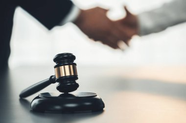 Odaklanma tokmağı avukat meslektaşlarının bulanık arkaplan üzerine adaleti sembolize eder başarılı bir hukuki anlaşmadan sonra mahkemedeki anlaşmazlığı savunmak güvenilir bir ortağın güvenilirliğini sağlar. Eşitlik