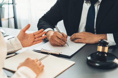 Avukatlık sözleşmesi imzalayan, hukuk bürosundaki profesyonel avukat yasal belge ya da sözleşme hazırlayan ve müvekkillerin adil savunma kavramı olarak anlaşmazlıkları için yasal koruma sağlayan sözleşmeyi imzalayan. Eşitlik