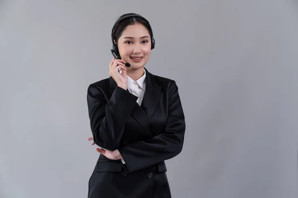 미소를 매력적 아시아인 운영자는 공간에서 사용자 배경에 헤드셋을 착용하고 기회를 — 스톡 사진