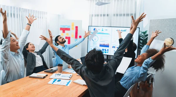Bir Grup Ofis Çalışanı Toplantı Odasında Kutlama Yapıyor Evrak Işlerini — Stok fotoğraf