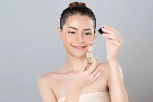 Glamorous Portrait Beautiful Woman Applying Extracted Cannabis Oil Bottle Skincare — Zdjęcie stockowe
