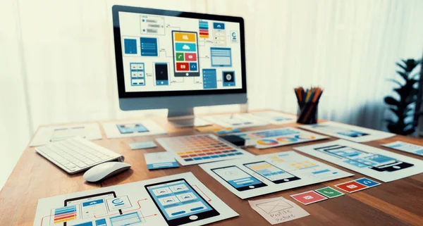 Dizüstü bilgisayar ekranında web ya da mobil uygulama UI UX için dijital ve kağıt kablo tasarımları. Beyin fırtınası ve tasarım uygulama çerçevesi için geliştirici çalışma alanının panoramik görüntüsü. İnceleyin