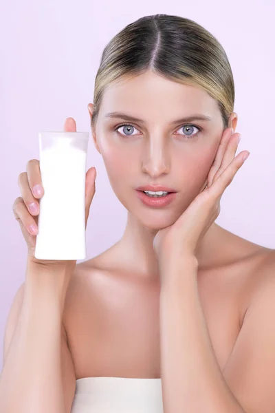 美しい完璧な化粧品肌の女性の肖像画を魅力的には 隔離された背景にあるアンチエイジング製品 スキンケア治療のためのモックアップチューブクリームまたは保湿剤を保持しています 自然な健康的な皮膚モデルの概念 — ストック写真