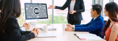 Model e-ticaret için SEO arama motoru optimizasyonu ve bilgisayar ekranında gösterilen çevrimiçi perakende işi